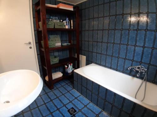 La salle de bains est pourvue d'une baignoire et d'un lavabo. dans l'établissement Castello House, à Patras