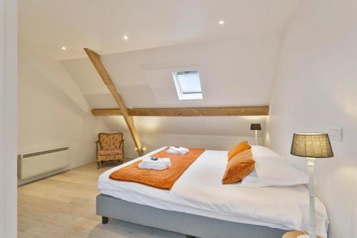 a bedroom with a king sized bed in a room at Charming house in the beautiful village Donk with a terrace in Maldegem