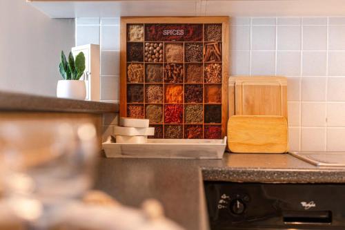 una barra de cocina con un montón de botellas de vino en Huswell - Lovely apartment with lateral sea view, en Middelkerke