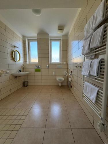 uma casa de banho com um WC e um lavatório em Sport hotel Sletiště em Kladno