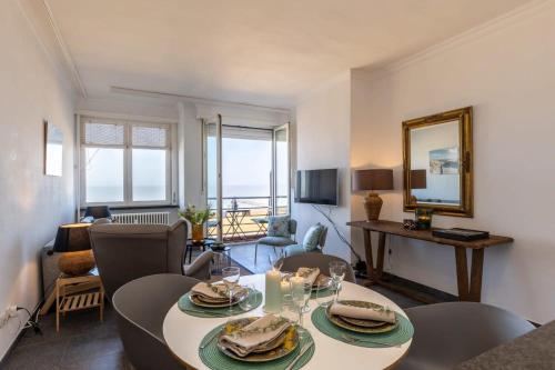 Χώρος καθιστικού στο Huswell - Beautiful spacious studio with frontal sea view