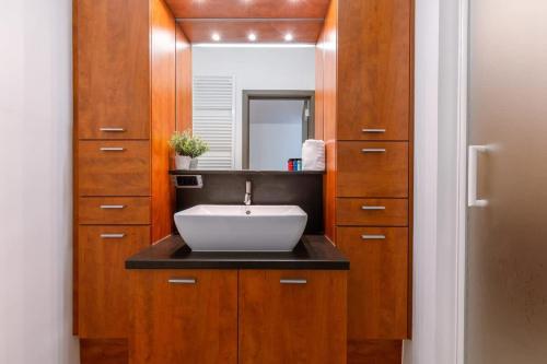 Ένα μπάνιο στο Huswell - Corner apartment with spectacular sea view