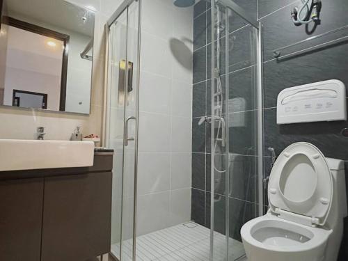 La salle de bains est pourvue d'une douche, de toilettes et d'un lavabo. dans l'établissement OceanVista Oasis: Seaview Haven 2 Bedroom【Netflix】, à Johor Bahru