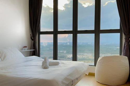 Ce lit se trouve dans un dortoir doté d'une grande fenêtre. dans l'établissement OceanVista Oasis: Seaview Haven 2 Bedroom【Netflix】, à Johor Bahru
