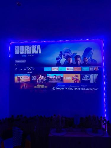 un grand écran sur une scène à fond bleu dans l'établissement Appartement avec cinéma à 200m de la plage, à Nice