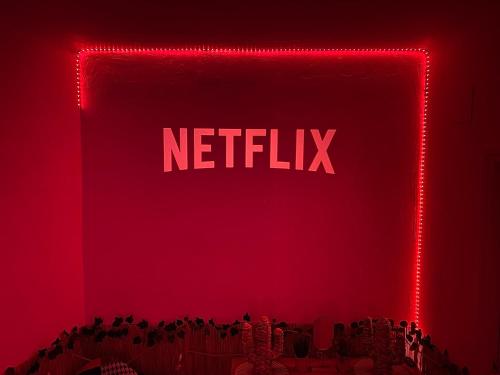 un panneau rouge avec le logo netflix sur celui-ci dans l'établissement Appartement avec cinéma à 200m de la plage, à Nice