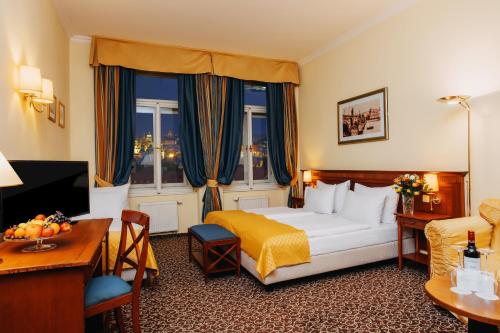 um quarto de hotel com uma cama e uma secretária em Louis Leger em Praga