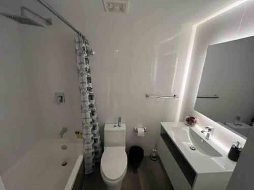 ein Badezimmer mit einem WC, einer Badewanne und einem Waschbecken in der Unterkunft Hemen - Luxury Apartment with pool in Guatemala
