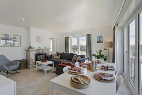 uma sala de estar com um sofá e uma mesa em Charming apartment near the beach of Zeebrugge em Bruges