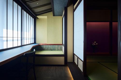 a room with a bench next to a window at ITSUKUSHIMA IROHA in Miyajima