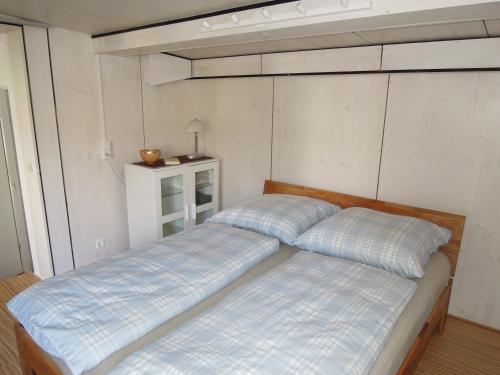 two twin beds in a room with at Stilvolle Ferienwohnung in Rheinfelden in Nollingen