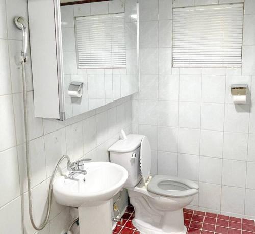 uma casa de banho branca com um WC e um lavatório em #guro digital complex station 10min #clean #2rooms #netflix em Seul