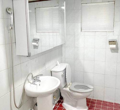 une salle de bain blanche avec toilettes et lavabo dans l'établissement #guro digital complex station 10min #clean #2rooms #netflix, à Séoul