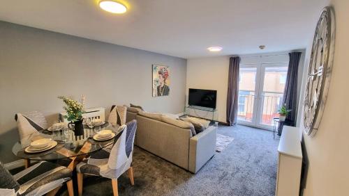 a living room with a couch and a table at No 62 A Smart Stay in Southampton - GREAT PRICE and Stylish 2-Bed - Free Parking in Southampton