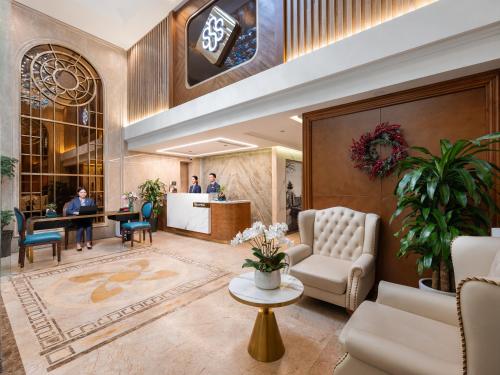 un hall d'un hôtel avec une salle d'attente dans l'établissement L'Signature Hotel & Spa, à Hanoï