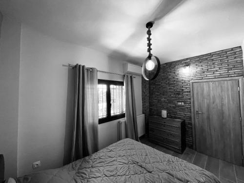 een slaapkamer met een bed en een bakstenen muur bij Villa NaVa in Kalívia Thorikoú