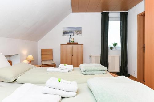 Postel nebo postele na pokoji v ubytování Ferienwohnung Morgenrot im Haus Auszeit Crusoh