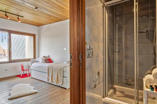 a bedroom with a shower and a bed in a room at Eighties modernist design house with garden near the beach in Ostend