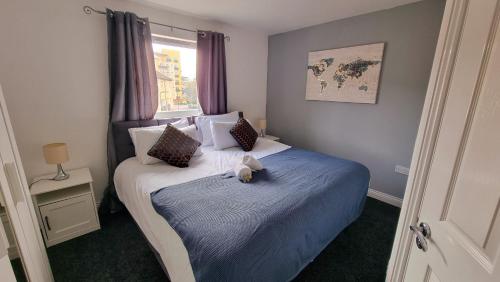 una camera da letto con un letto con un orsacchiotto sopra di No.62 Fivedom - Luxury apartment a Southampton