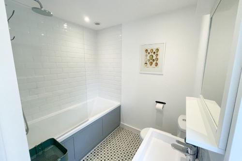 A bathroom at Sole Bay Croyde