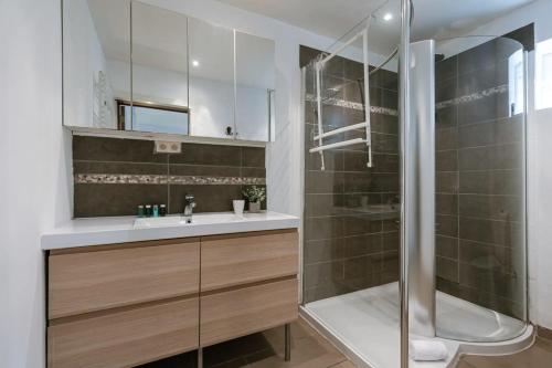 uma casa de banho com um lavatório e um chuveiro em Spacious apartment with terrace in Ostend em Oostende