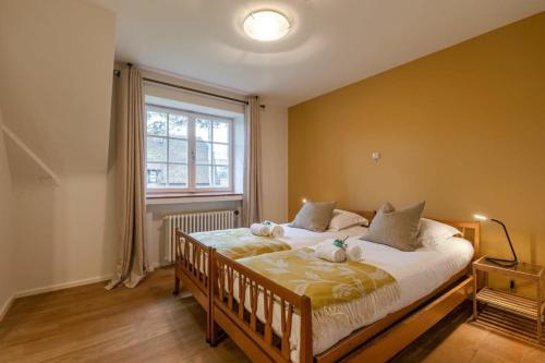 een slaapkamer met een bed met twee knuffels erop bij Charming house Heemdael in Knokke-Le-Zoute in Knokke-Heist