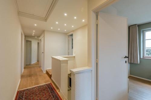 - un couloir avec une porte menant à une chambre dans l'établissement Charming house Heemdael in Knokke-Le-Zoute, à Knokke-Heist