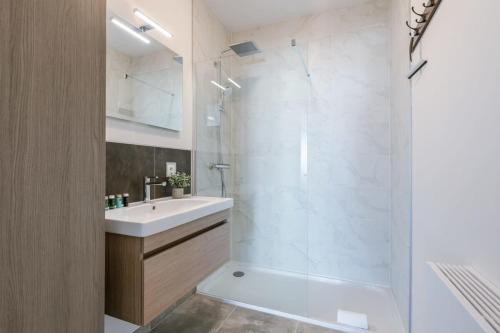 y baño con ducha y lavamanos. en Bright apartment with seaview, en Bredene