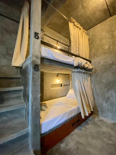 San IsidroにあるKatre Siargao - SELF CHECK-IN Hostelのベッドルーム1室(二段ベッド2組付)