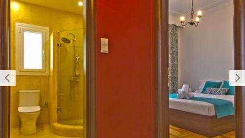 a room with a bathroom with a shower and a bed at Cosy Colorful House with Private Parking in Kavála