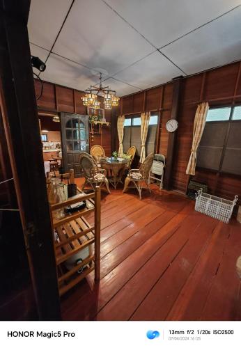 Ruang duduk di House in the Forest Doisaket