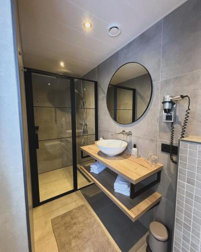 a bathroom with a sink and a mirror at Kodde Studio in Aagtekerke