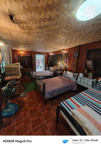 Katil atau katil-katil dalam bilik di House in the Forest Doisaket