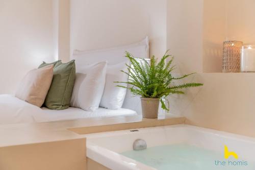 Romantic Luxury Hideaway Near Acropolis with Jacuzzi