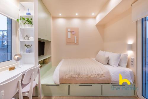 Athens Love Nest: City & Sea Views, Patio & Hottub