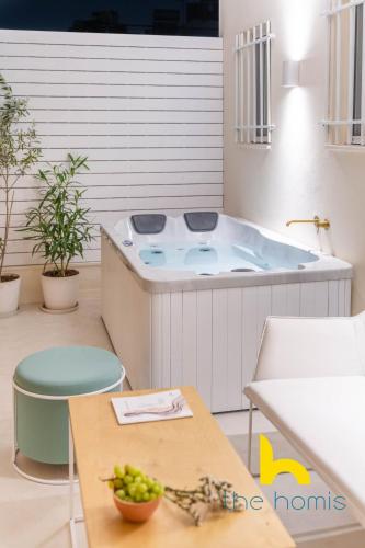 Athens Love Nest: City & Sea Views, Patio & Hottub