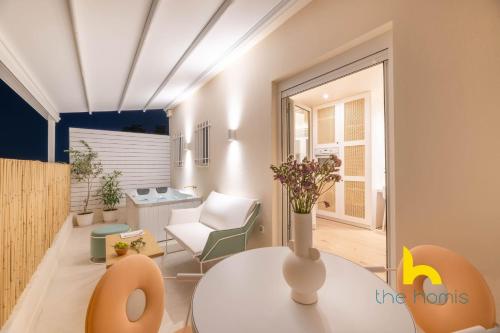 Athens Love Nest: City & Sea Views, Patio & Hottub