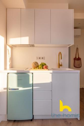 Athens Love Nest: City & Sea Views, Patio & Hottub