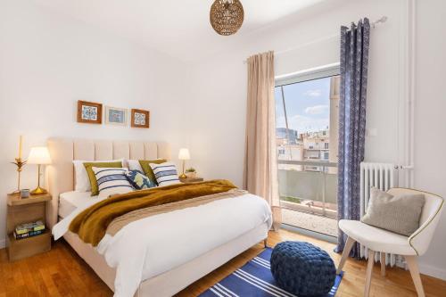 A bed or beds in a room at Modern & Stylish Hideaway Downtown near Acropolis & Metro