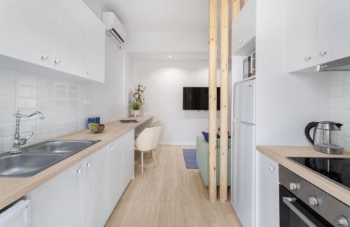 Modern & Stylish Hideaway Downtown near Acropolis & Metro