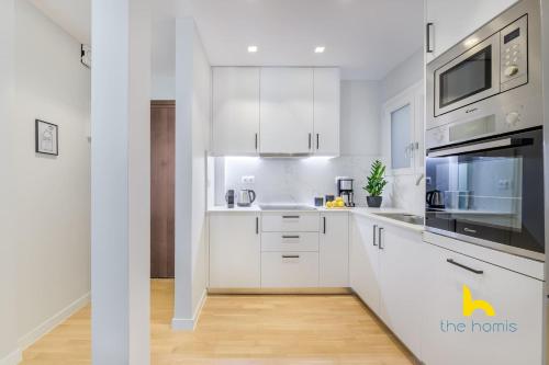 Sun-Splashed 2-BDR Corner Apartment with Hillside views!