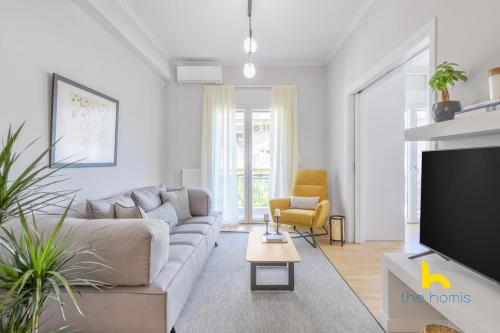 Sun-Splashed 2-BDR Corner Apartment with Hillside views!