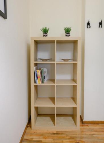 a book shelf in a room with books at Stella’s Minimal Lodge in Tríkala