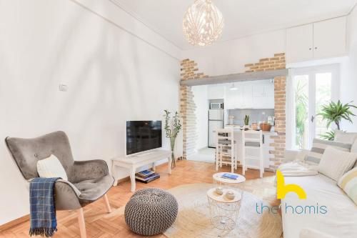 Lush island-style hideaway in lively Koukaki!
