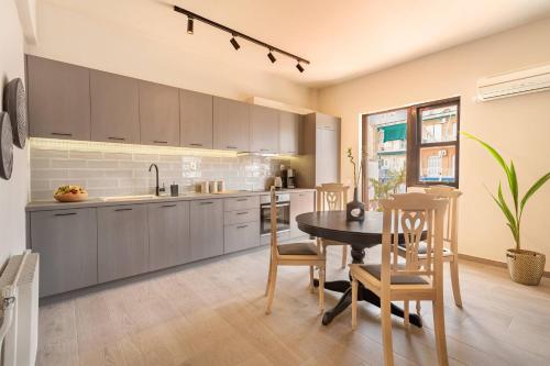 Acropolis View 2-Bedroom Apt, Minimal-Safari Vibe, Big Balcony!