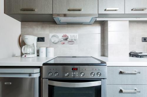 Cuisine ou kitchenette dans l'établissement Romantic Love-Nest Studio Near Acropolis & Metro