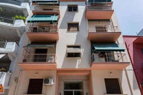 un immeuble d'appartements avec balcon dans une ville dans l'établissement Romantic Love-Nest Studio Near Acropolis & Metro, à Athènes