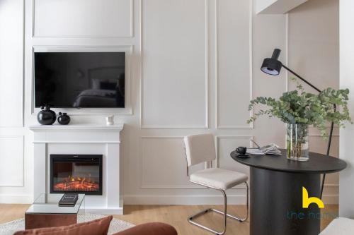 Athenian Elegance, Ensuite Whirlpool & Fireplace Near Acropolis
