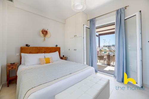 1 dormitorio con cama y ventana grande en Athenian Sky Retreat: Jacuzzi & Fresh Elegance! en Atenas