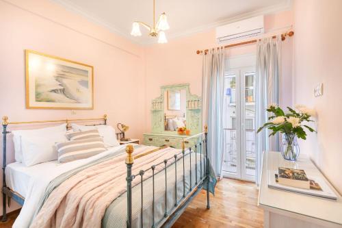 sypialnia z łóżkiem i stołem z lustrem w obiekcie Bright, Calming Retreat With a Balcony Near Metro! w Atenach